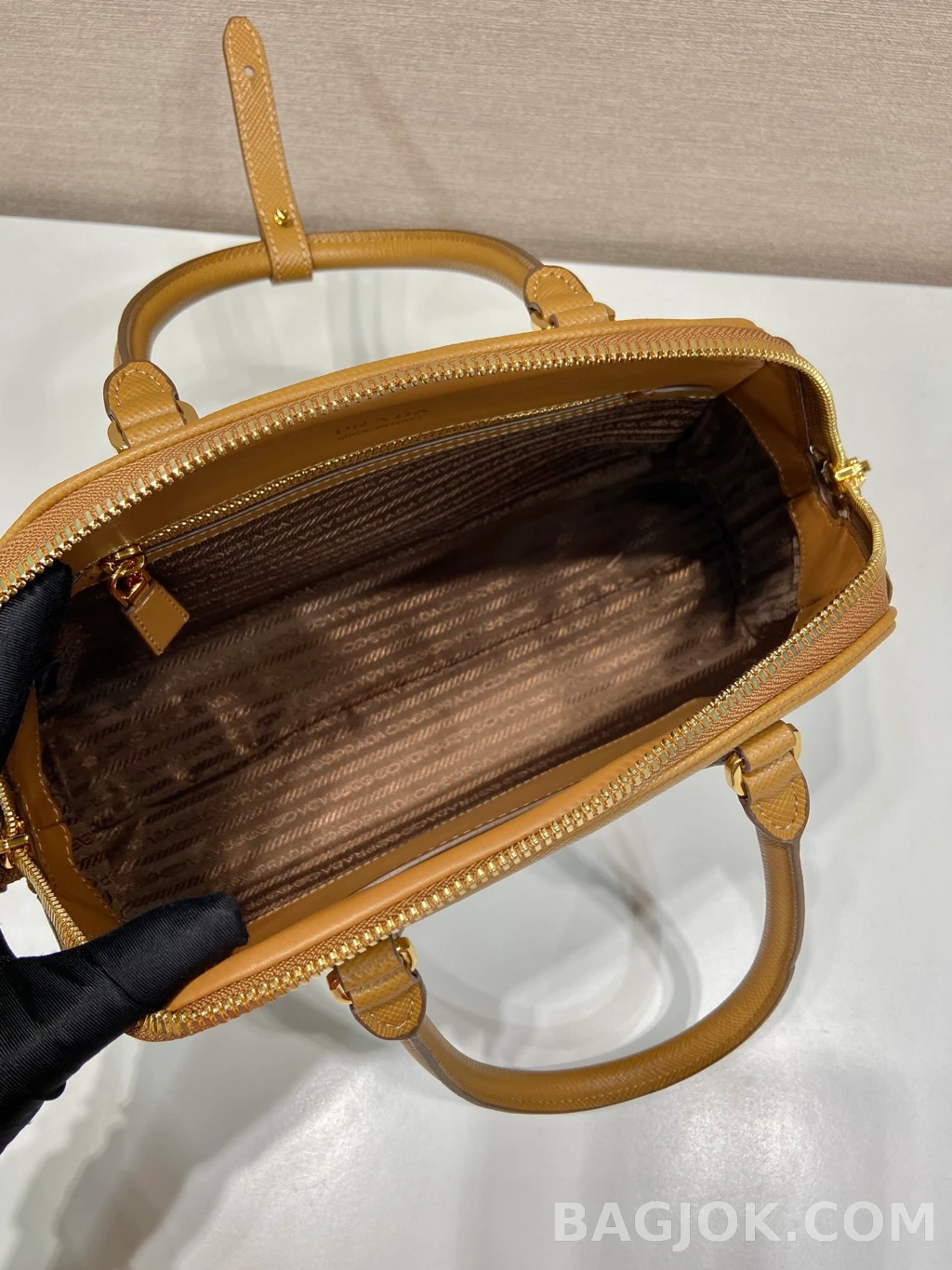 프라다 Prada 사피아노 돔 탑핸들 쉘 토트백 상세 이미지