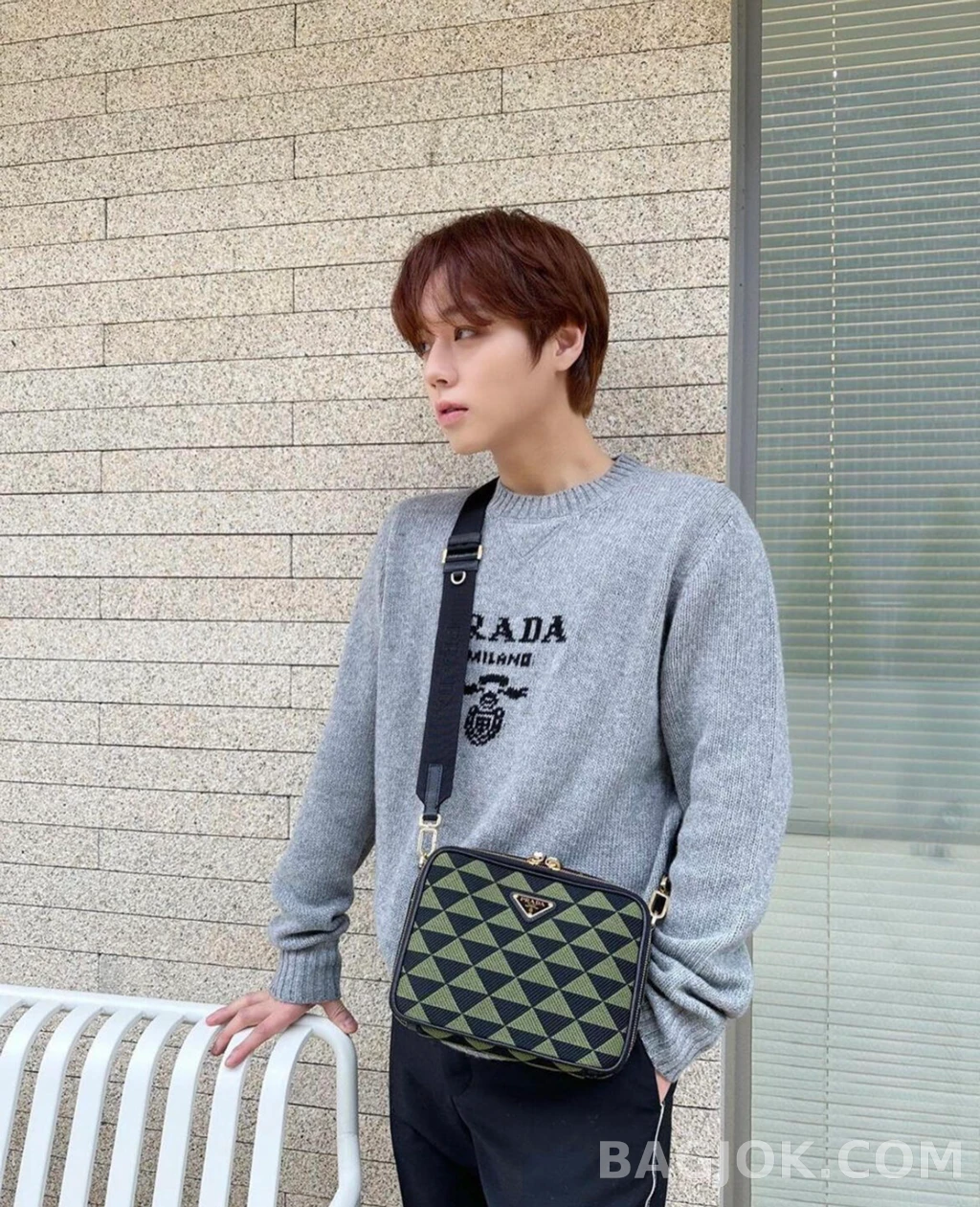 프라다 프라다 트라이앵글 니트 스웨터 상세 이미지