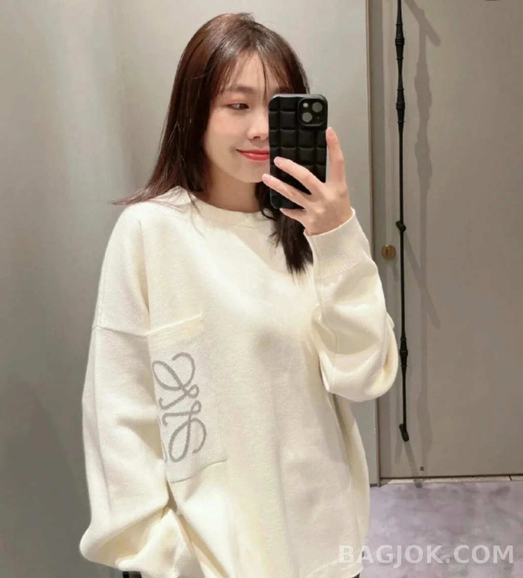 로에베 로에베 포켓 로고 니트 상세 이미지