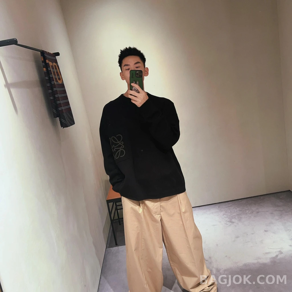 로에베 로에베 포켓 로고 니트 상세 이미지