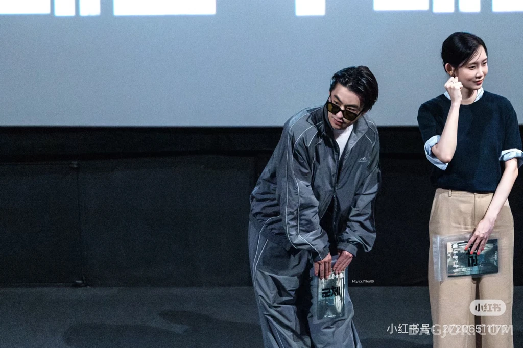발렌시아가 발렌시아가 리플렉티브 파이핑 집업 트랙 재킷 상세 이미지