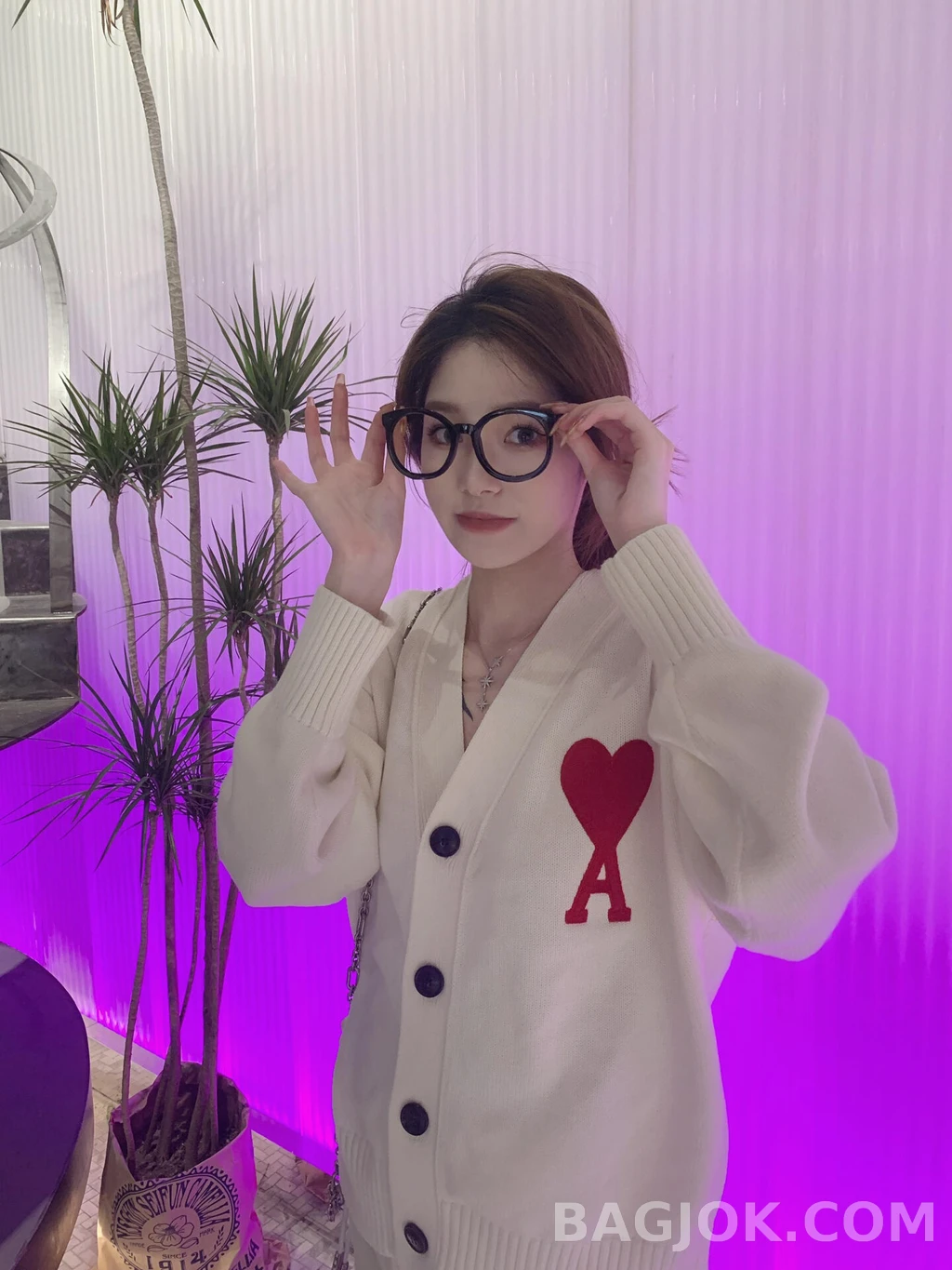 아미 아미 하트 로고  V넥 가디건 상세 이미지