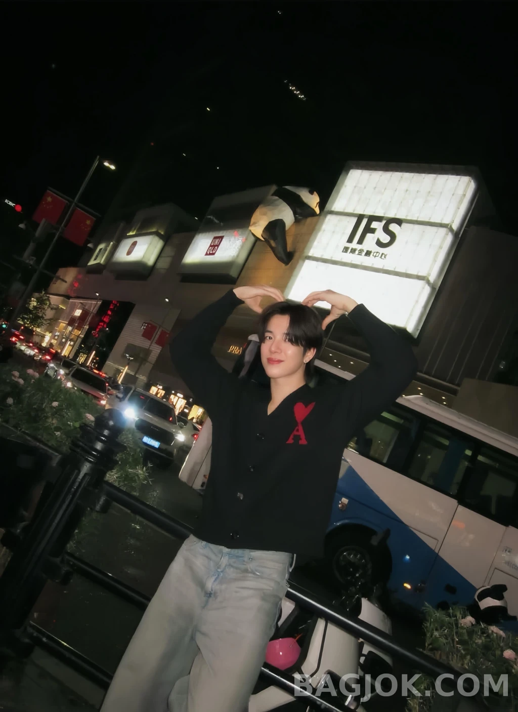 아미 아미 하트 로고  V넥 가디건 상세 이미지