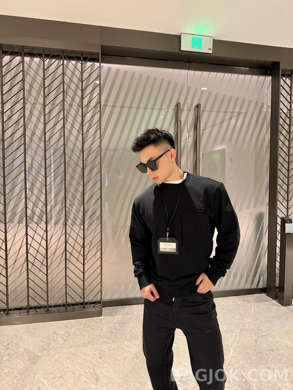 몽클레어 몽클레어 로고포켓 맨투맨 상세 이미지