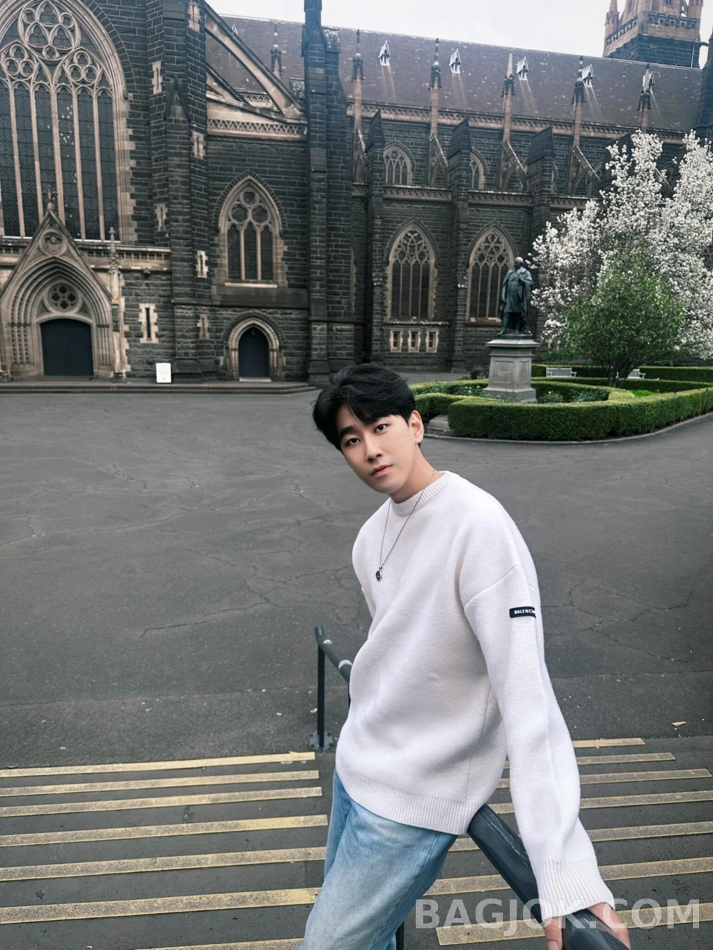발렌시아가 발렌시아가 슬리브로고 니트 상세 이미지