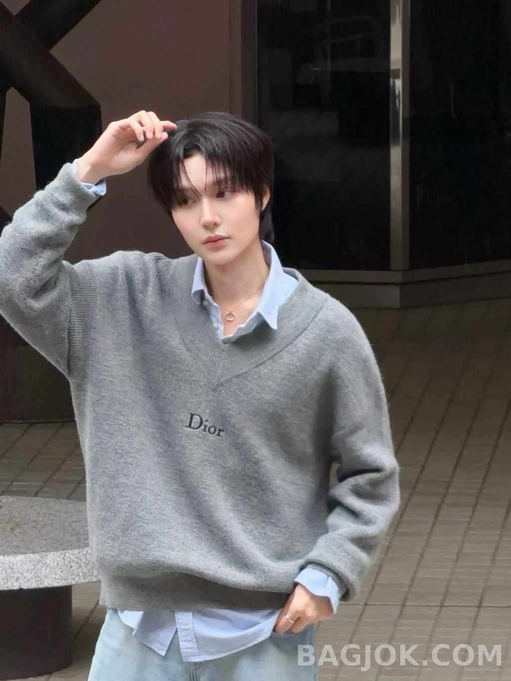 디올 디올 로고 V넥 니트 상세 이미지