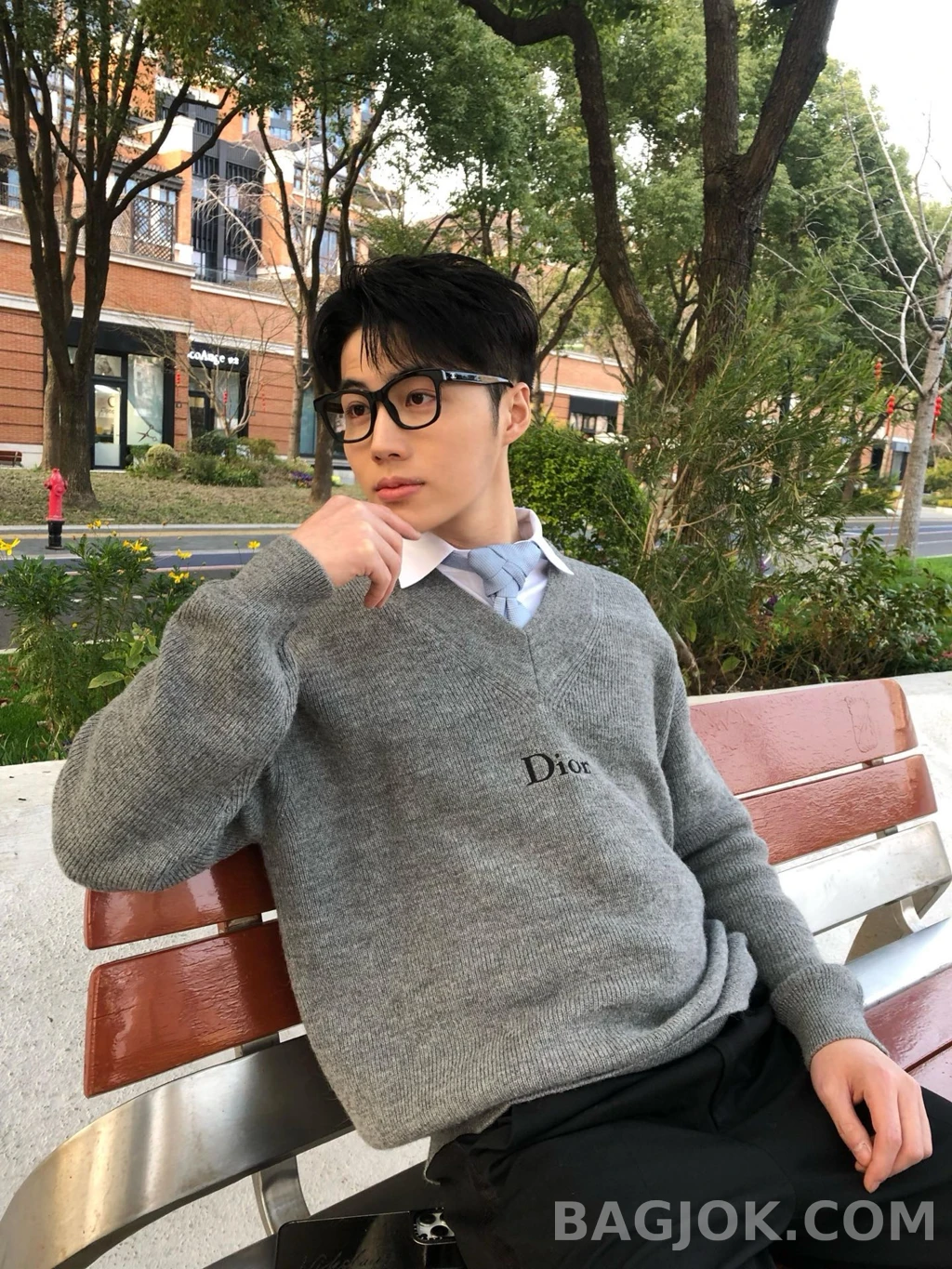 디올 디올 로고 V넥 니트 상세 이미지