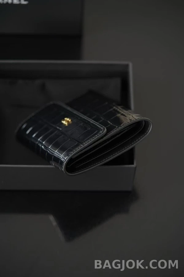샤넬 샤넬 클래식 에메랄드 엠보스드 크로커다일 스몰 트라이폴드 플랩 지갑 상세 이미지
