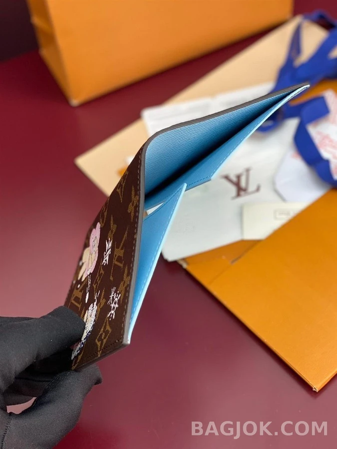 루이비통 루이비통 비비엔 LV Xmas 패스포트 커버 모노그램 상세 이미지