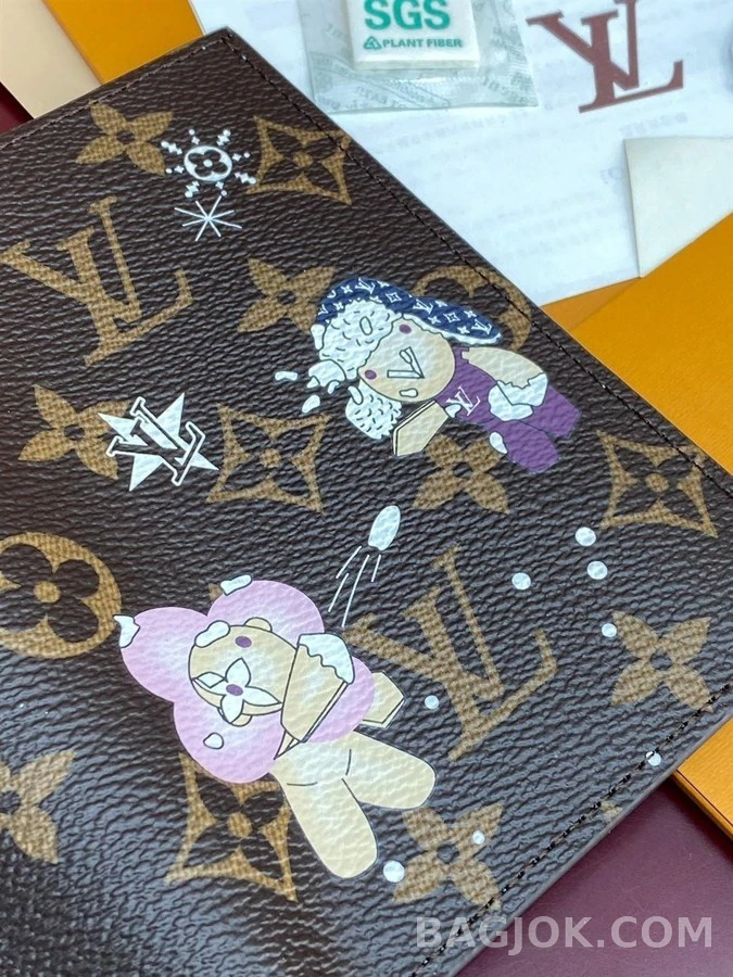 루이비통 루이비통 비비엔 LV Xmas 패스포트 커버 모노그램 상세 이미지