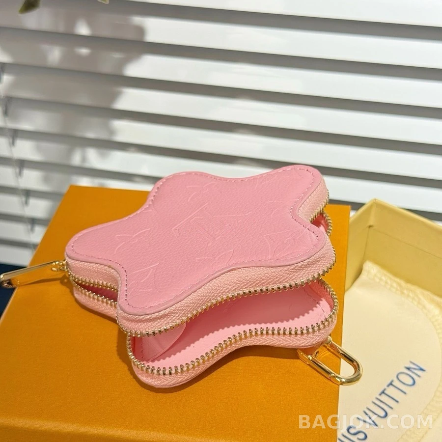 루이비통 루이비통 스타 엠보싱 코인 키링 상세 이미지