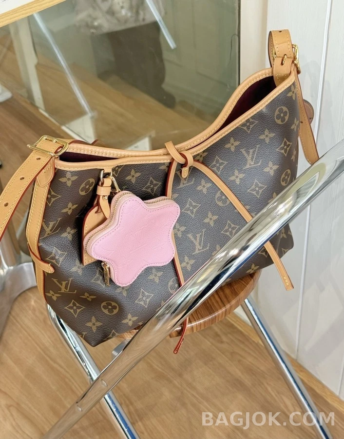 루이비통 루이비통 스타 엠보싱 코인 키링 상세 이미지