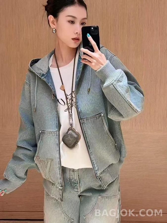 루이비통 루이비통 튠 모노그램 이어폰 케이스 상세 이미지