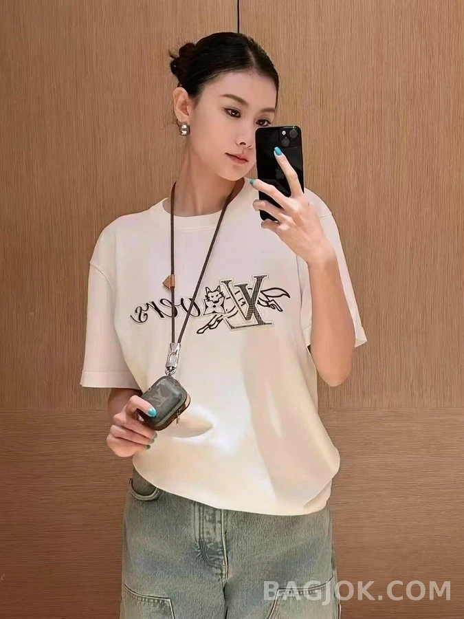루이비통 루이비통 튠 모노그램 이어폰 케이스 상세 이미지