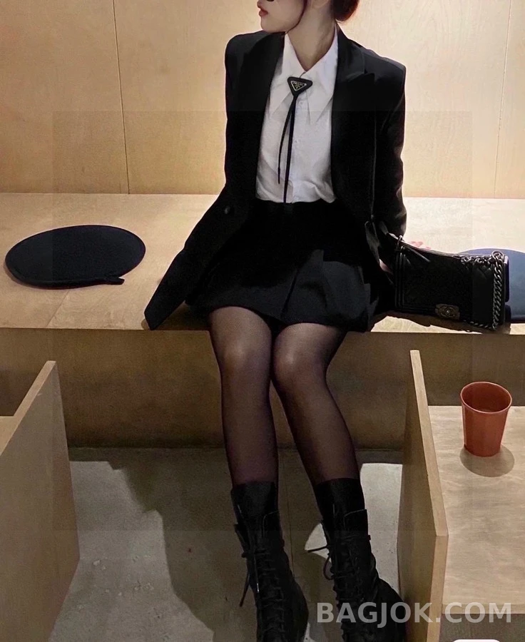 프라다 프라다 삼각 로고 볼로 타이 상세 이미지