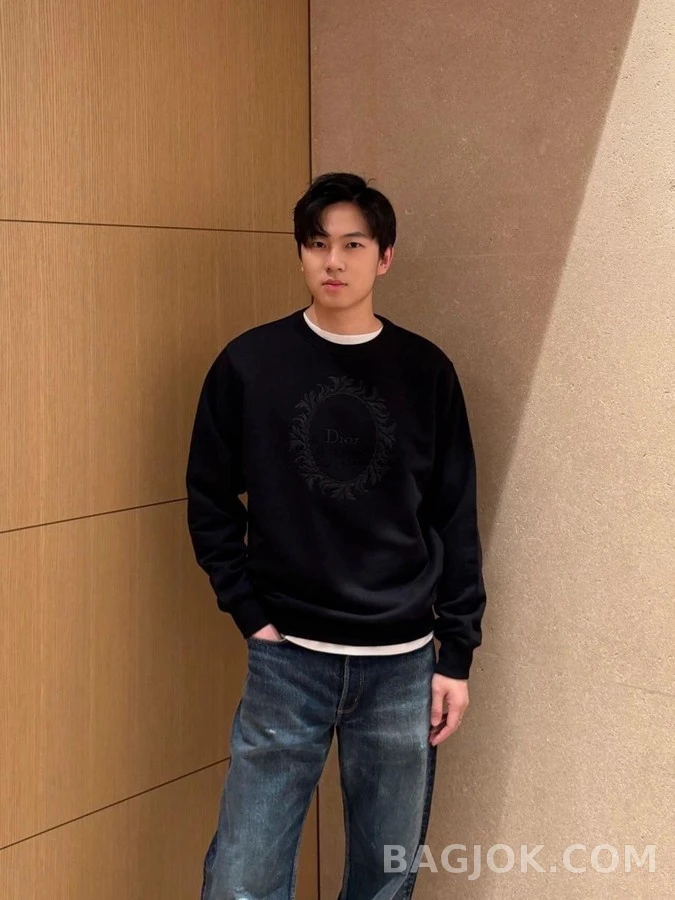 디올 디올 메달리온 자수 맨투맨 상세 이미지