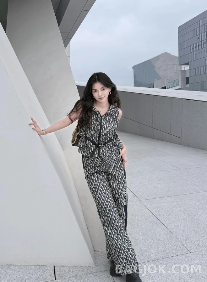 디올 디올 오블리크 모노그램 후드 슬리브리스 상세 이미지