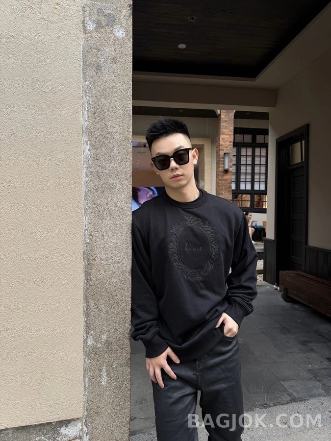 디올 디올 메달리온 로고 자수 맨투맨 상세 이미지