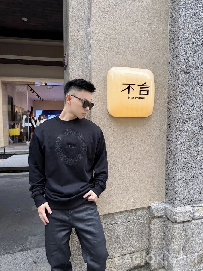 디올 디올 메달리온 로고 자수 맨투맨 상세 이미지
