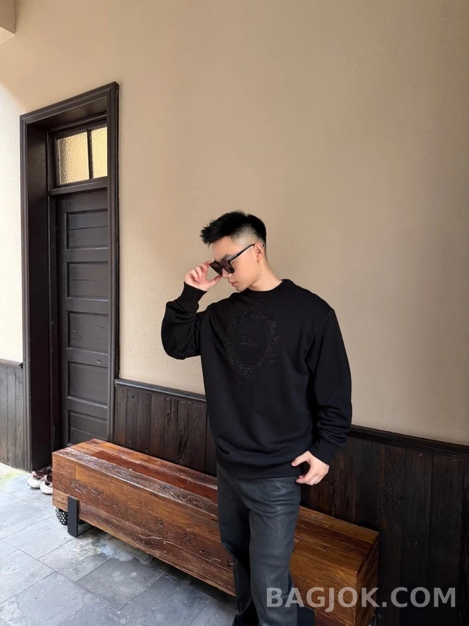 디올 디올 메달리온 로고 자수 맨투맨 상세 이미지
