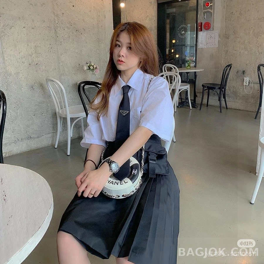프라다 프라다 삼각 로고 넥타이 상세 이미지