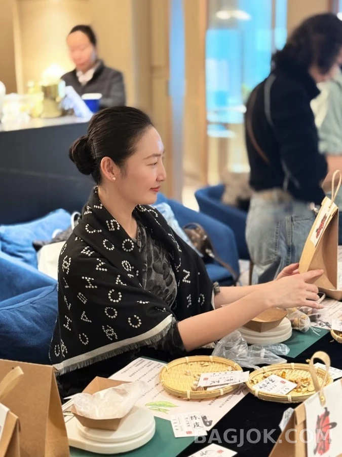 샤넬 샤넬 레터링 로고 스카프 상세 이미지