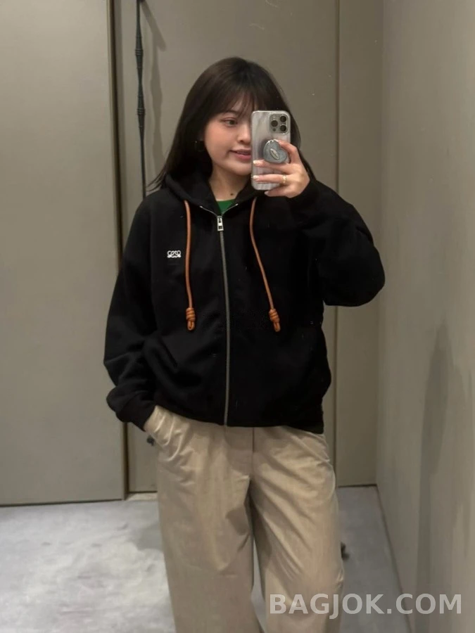 로에베 로에베 아나그램 자수 레더 드로스트링 후드 집업 상세 이미지