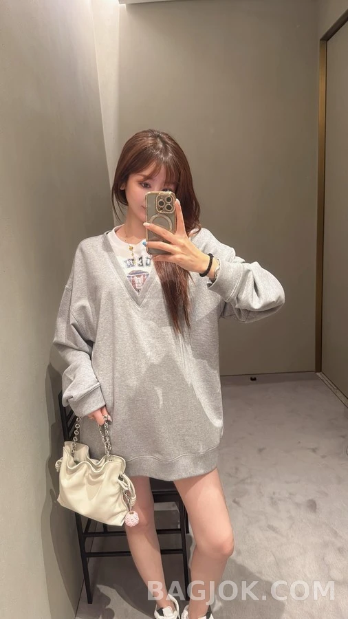 로에베 로에베 페이크 투피스 V넥 맨투맨 상세 이미지