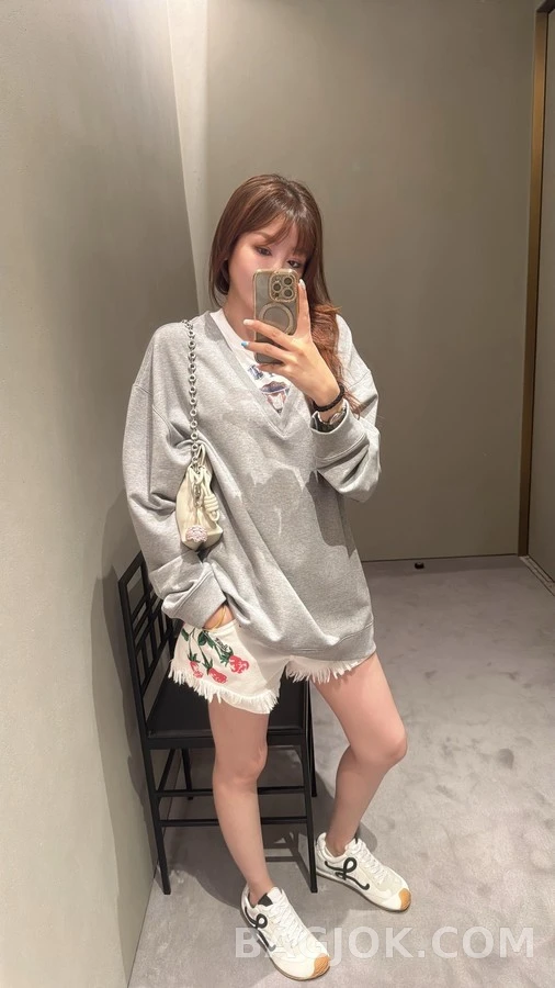 로에베 로에베 페이크 투피스 V넥 맨투맨 상세 이미지