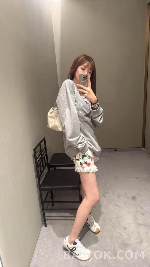 로에베 로에베 페이크 투피스 V넥 맨투맨 상세 이미지