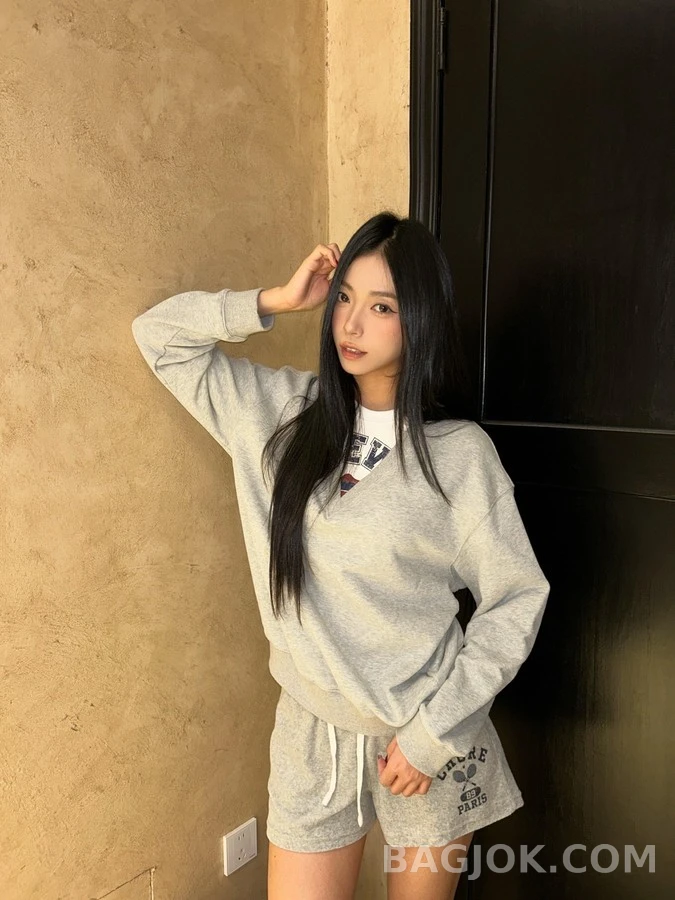 로에베 로에베 페이크 투피스 V넥 맨투맨 상세 이미지