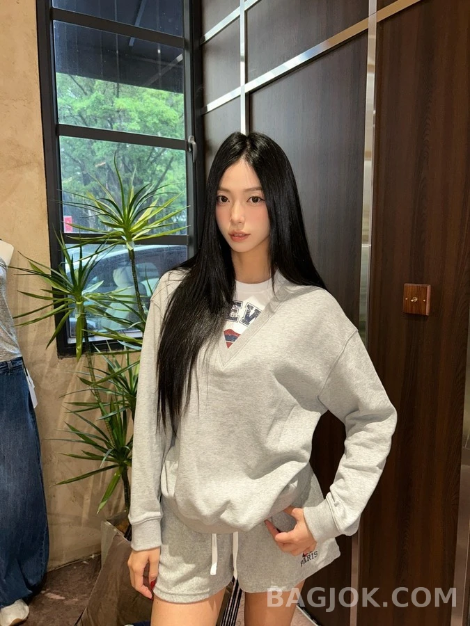 로에베 로에베 페이크 투피스 V넥 맨투맨 상세 이미지