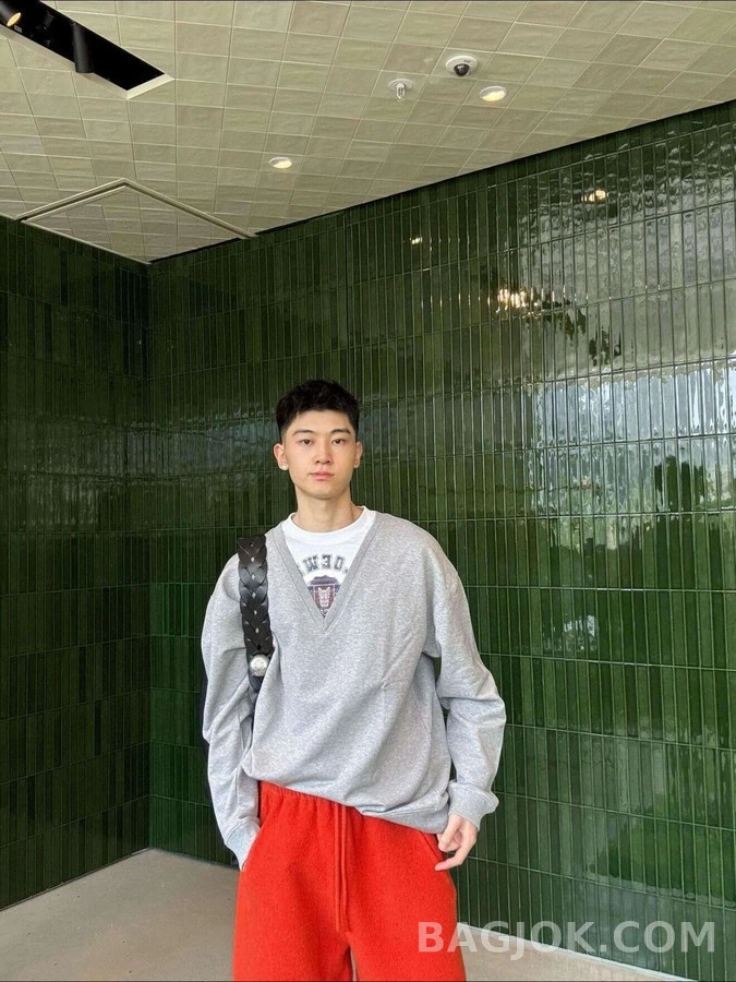 로에베 로에베 페이크 투피스 V넥 맨투맨 상세 이미지