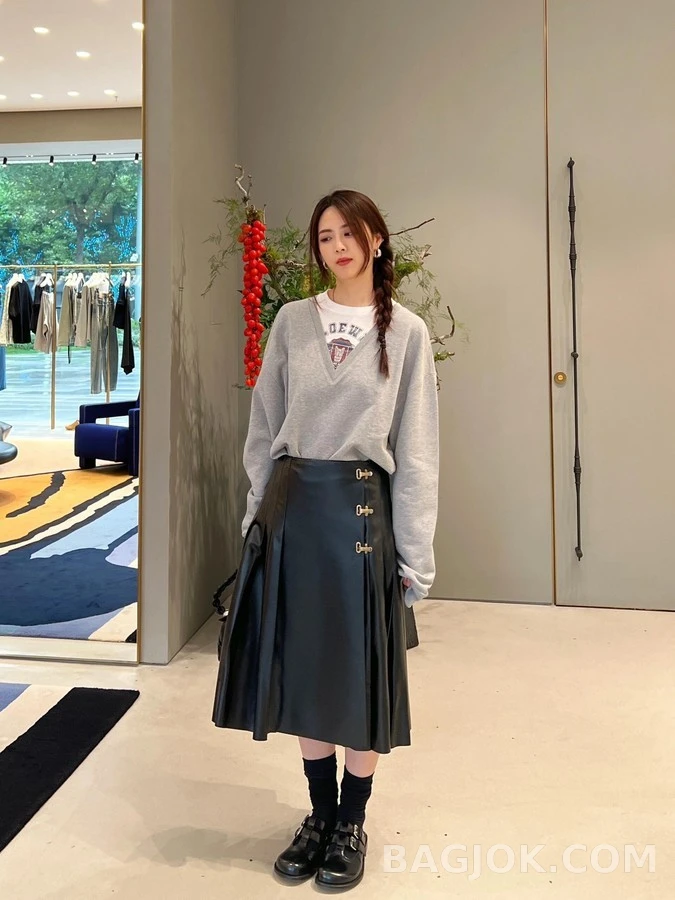 로에베 로에베 페이크 투피스 V넥 맨투맨 상세 이미지