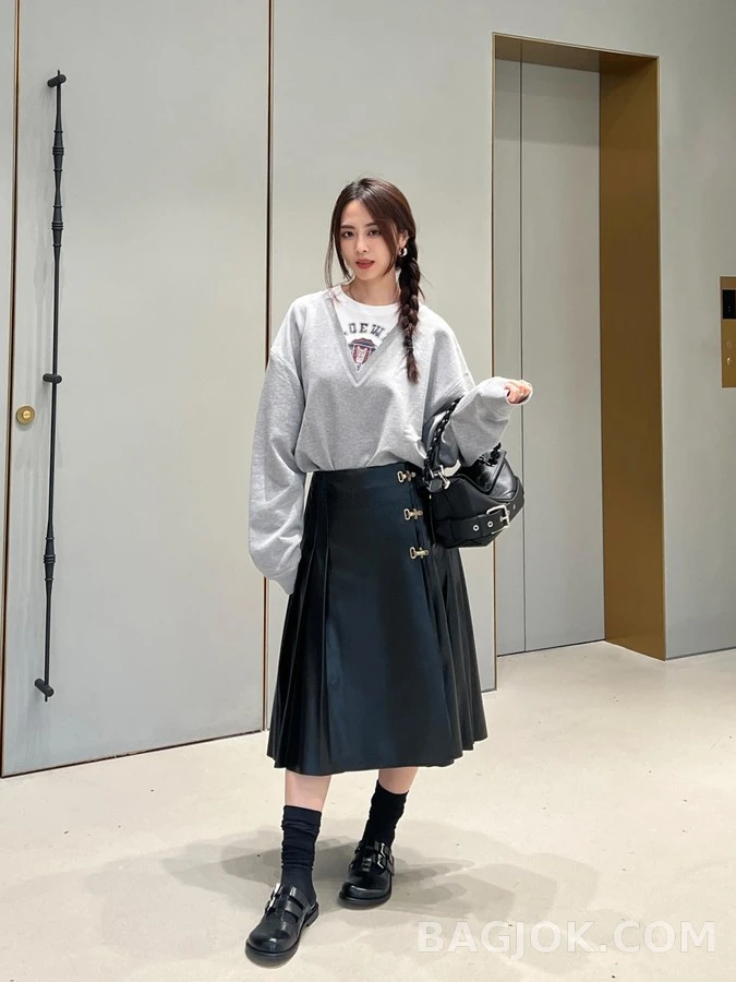 로에베 로에베 페이크 투피스 V넥 맨투맨 상세 이미지
