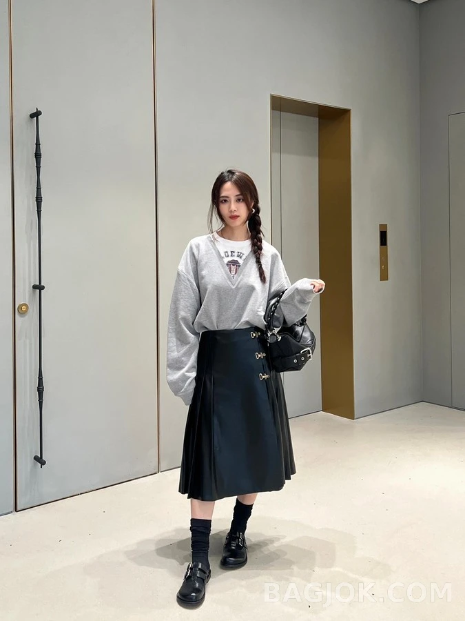 로에베 로에베 페이크 투피스 V넥 맨투맨 상세 이미지