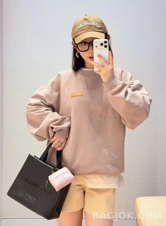 루이비통 루이비통 레더 패치 맨투맨 상세 이미지