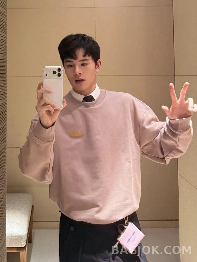 루이비통 루이비통 레더 패치 맨투맨 상세 이미지