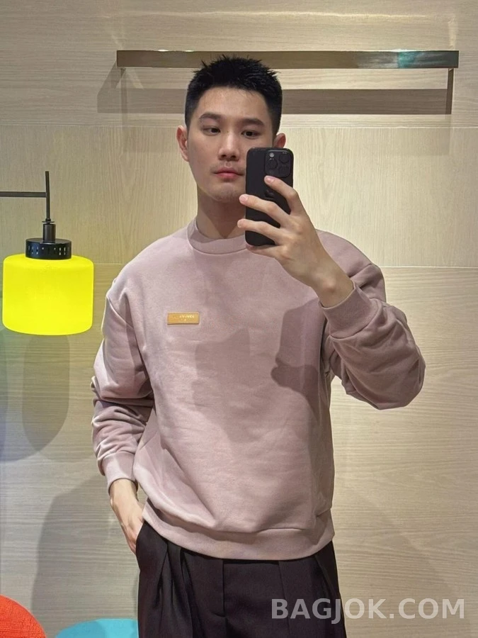 루이비통 루이비통 레더 패치 맨투맨 상세 이미지