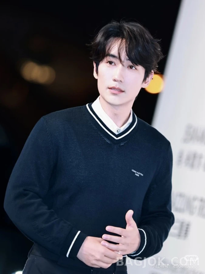 루이비통 루이비통 레터링 배색 V넥 니트 스웨터 상세 이미지