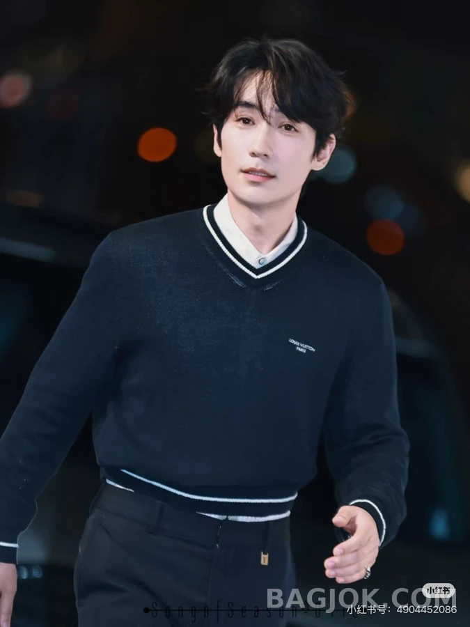 루이비통 루이비통 레터링 배색 V넥 니트 스웨터 상세 이미지