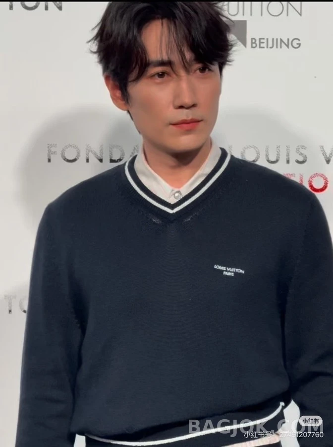 루이비통 루이비통 레터링 배색 V넥 니트 스웨터 상세 이미지