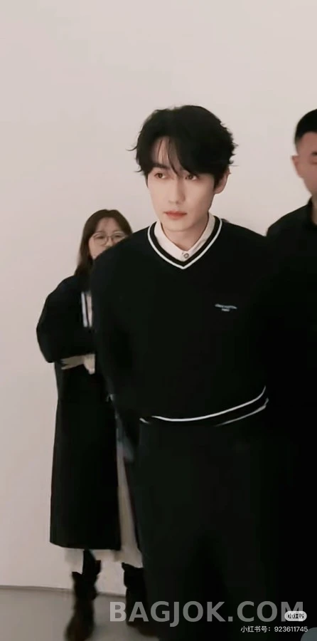 루이비통 루이비통 레터링 배색 V넥 니트 스웨터 상세 이미지
