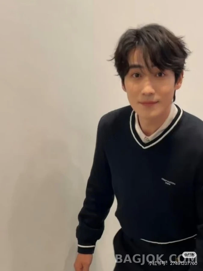 루이비통 루이비통 레터링 배색 V넥 니트 스웨터 상세 이미지