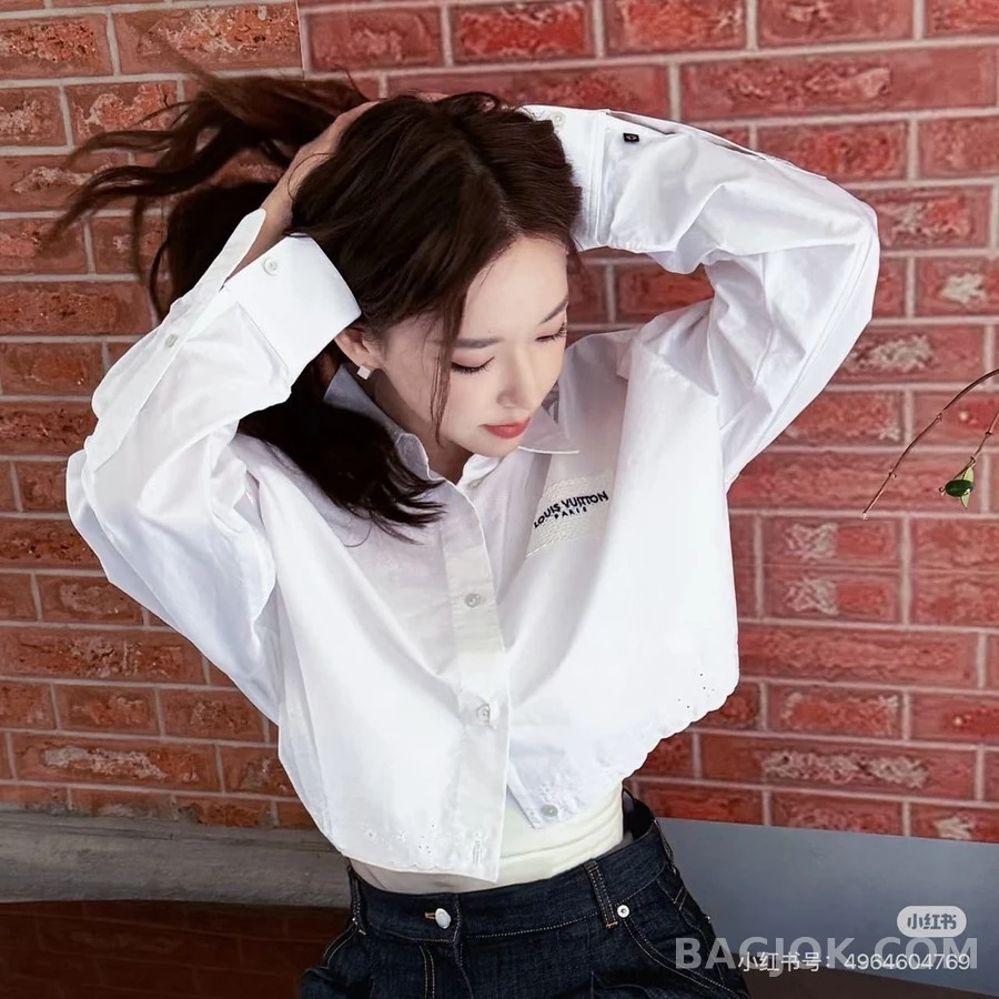 루이비통 루이비통 레터링 패치 크롭 셔츠 상세 이미지