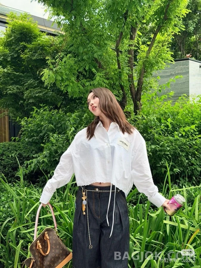 루이비통 루이비통 레터링 패치 크롭 셔츠 상세 이미지