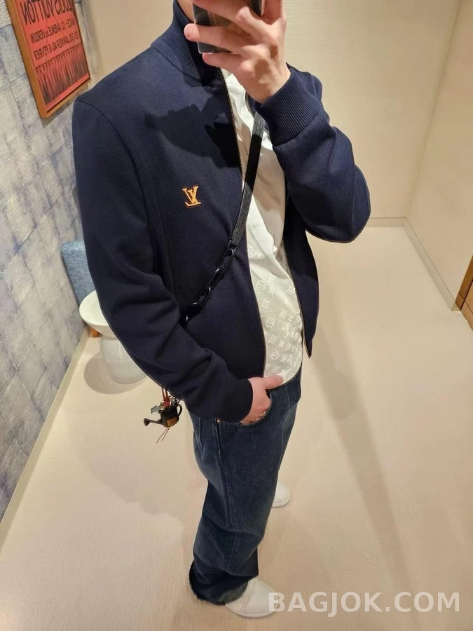 루이비통 루이비통 로고 립넥 레더 자켓 상세 이미지