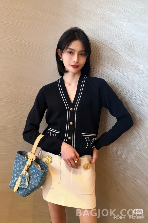 루이비통 루이비통 로고 배색 라인 가디건 상세 이미지