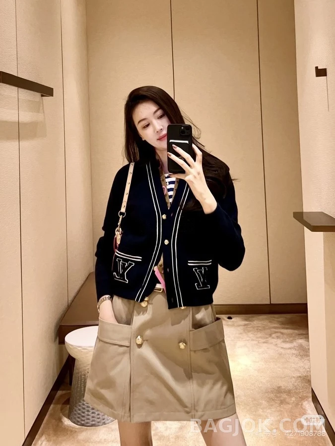 루이비통 루이비통 로고 배색 라인 가디건 상세 이미지