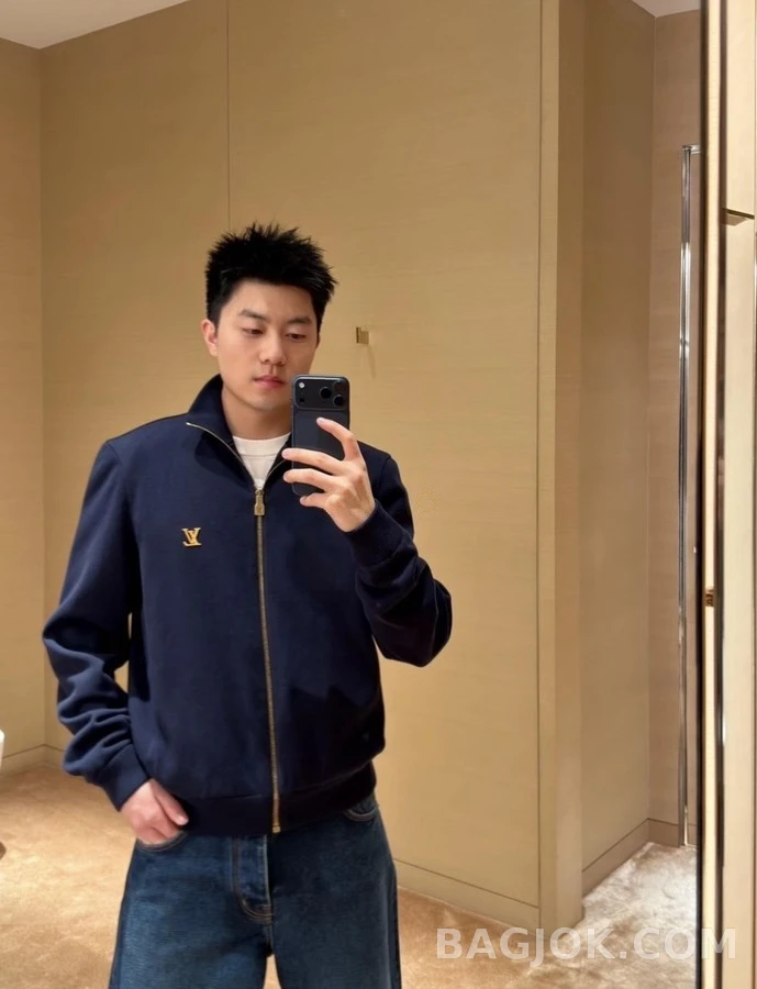 루이비통 루이비통 로고 집업 니트 상세 이미지